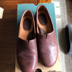 Suree dark brown flats NWT